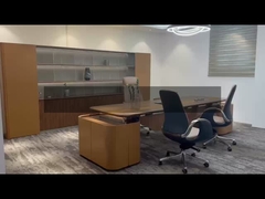 Scrivania in legno a forma di L