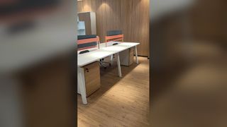 Una scrivania minimalista per una squadra di quattro persone