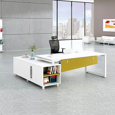 Set di scrivanie per ufficio direzionali a forma di L bianco singolo con deflettore in legno