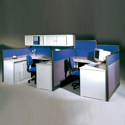 Semplice ufficio modulare a 4 posti, ufficio privato, cubo di lavoro con armadio superiore