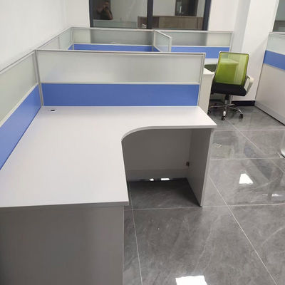 Set tavolo e sedie da ufficio modulari per postazione di lavoro con divisorio per scrivania per personale dell'ufficio