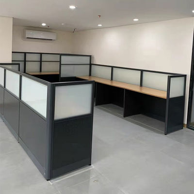 Stazione di lavoro da scrivania nera con partizione della schermata di privacy di Office