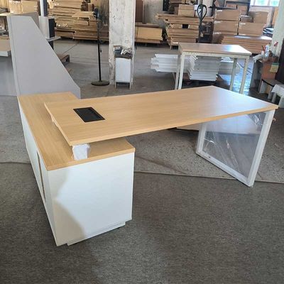 Dispositivo in legno a forma di L per ufficio commerciale con armadio laterale